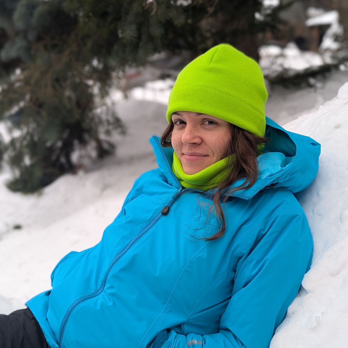 Polartec 200 fleece beanie and neck warmer made in canada by puffin gear. available is bright colours to make you stand out on a grey winter day. perfect for hanging out on a snowbank. quick dry hat in electric lime green.